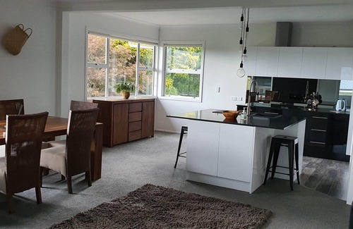 Te Rapa Apartamento | Modern & Spacious Upper Level Apartment with views
