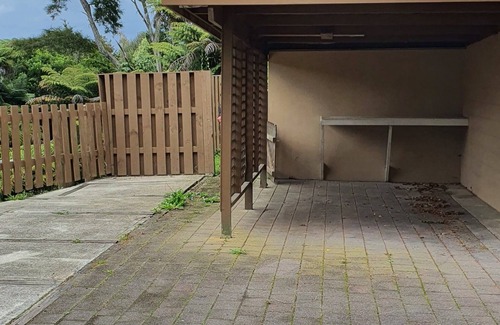 Te Rapa Apartamento | Modern & Spacious Upper Level Apartment with views