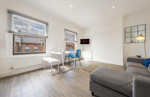 Queen's Park Apartamento | Modern Split Level 2BR Spacious Apt Maida Vale