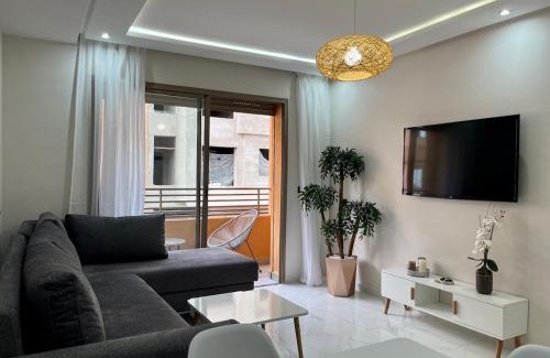 Camp El Ghoul Apartamento | Modern Stay 3 bedroom City Center with Balcony