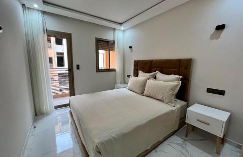 Camp El Ghoul Apartamento | Modern Stay 3 bedroom City Center with Balcony