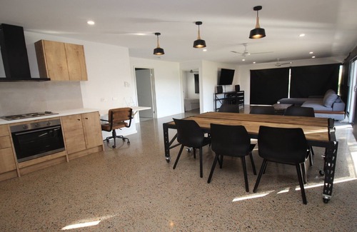 Horseshoe Bay Casa | Modern Stay in the Bay