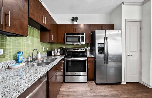 West Campus Apartamento | Modern Stay W/Resort-Style Perks | 0.7 Mi from UT!