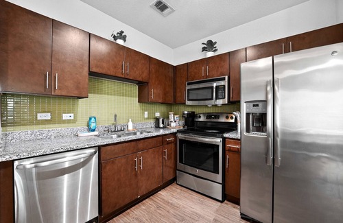 West Campus Apartamento | Modern Stay W/Resort-Style Perks | 0.7 Mi from UT!