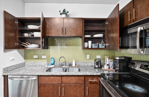 West Campus Apartamento | Modern Stay W/Resort-Style Perks | 0.7 Mi from UT!