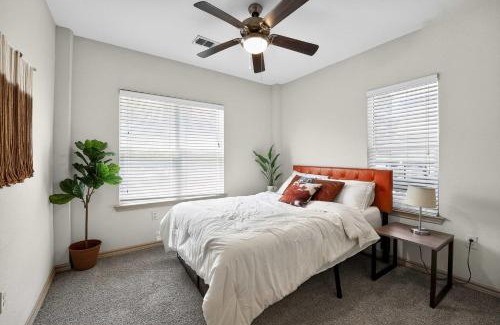 West Campus Apartamento | Modern Stay With Resort Style Perks