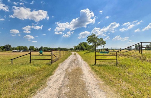 Morgan Mill Casa | Modern Stephenville Farmhouse 8 Mi to Dtwn!