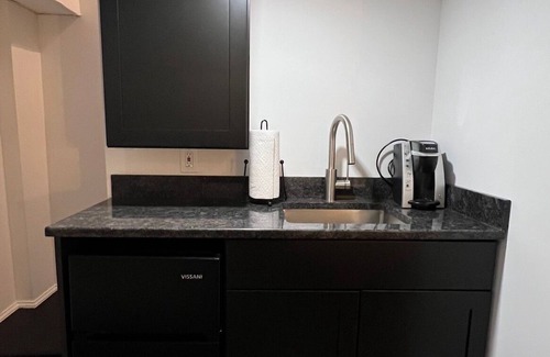 Weehawken Casa | Modern Studio, steps from breathtaking views of NYC Skyline, mins from midtown.