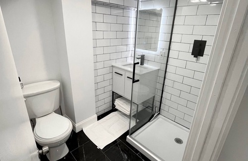 Weehawken Casa | Modern Studio, steps from breathtaking views of NYC Skyline, mins from midtown.