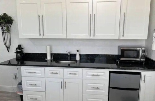 Spring Hill Apartamento | Modern studio apartment with covered outside seating area