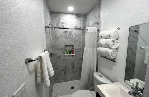 Spring Hill Apartamento | Modern studio apartment with covered outside seating area