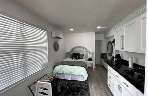 Spring Hill Apartamento | Modern studio apartment with covered outside seating area