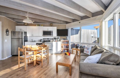 Napeague Apartamento | Modern Studio Apt w/ Balcony & Pool View | 1 BTH