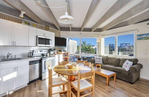 Napeague Apartamento | Modern Studio Apt w/ Balcony & Pool View | 1 BTH