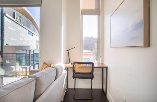 Milwaukee Apartamento | Modern Studio Apt with Skywalk to Fiserv, Rooftop, and Parking