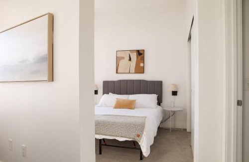 Milwaukee Apartamento | Modern Studio Apt with Skywalk to Fiserv, Rooftop, and Parking