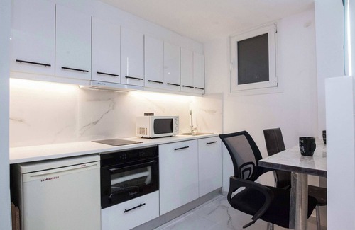 Platia Viktorias Apartamento | Modern Studio by ASOE with Relaxing Bathtub