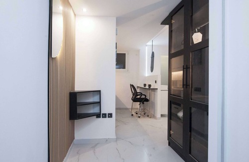 Platia Viktorias Apartamento | Modern Studio by ASOE with Relaxing Bathtub