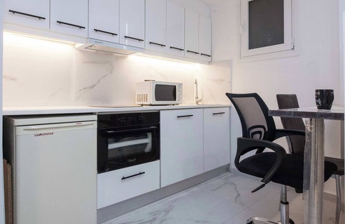 Platia Viktorias Apartamento | Modern Studio by ASOE with Relaxing Bathtub