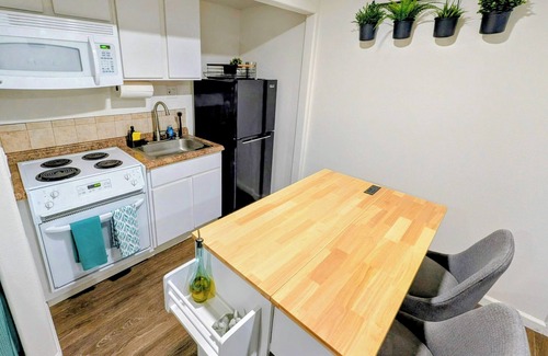 South Natomas Apartamento | Modern Studio Escape - Perfect Location