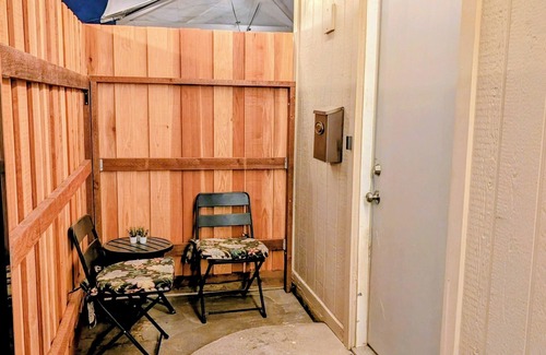 South Natomas Apartamento | Modern Studio Escape - Perfect Location