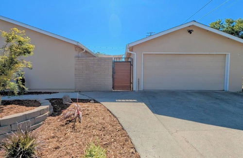 South Natomas Apartamento | Modern Studio Escape - Perfect Location