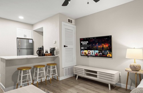 Allandale Apartamento | Modern Studio in Austin - Fast WiFi + Washer/Dryer