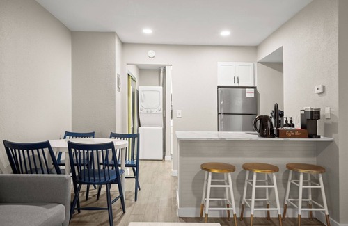 Allandale Apartamento | Modern Studio in Austin - Fast WiFi + Washer/Dryer