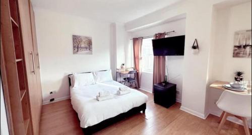 Chelsea Riverside Apartamento | Modern Studio in London by Stayfolk, Ideal for Short Stays - Sleeps 2