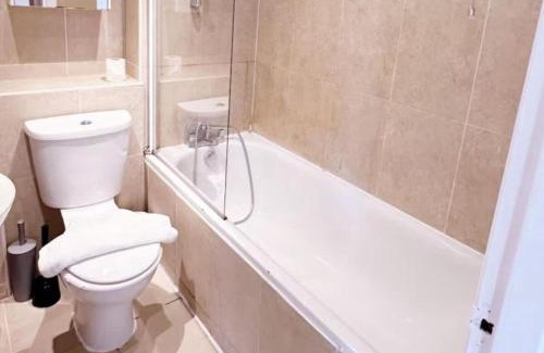 Chelsea Riverside Apartamento | Modern Studio in London by Stayfolk, Ideal for Short Stays - Sleeps 2