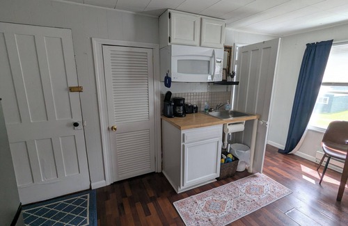 Oswego Apartamento | Modern Studio in Oswego - Walk to Lake & Shops
