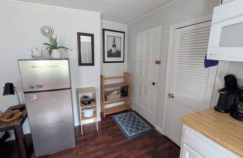 Oswego Apartamento | Modern Studio in Oswego - Walk to Lake & Shops