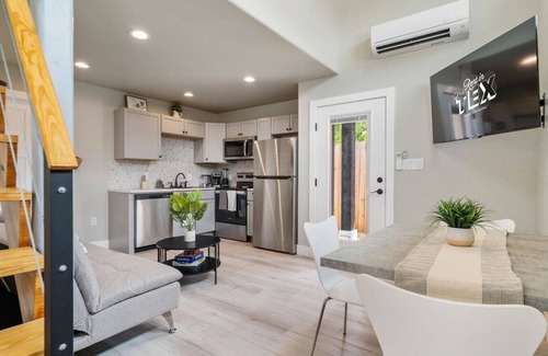 St. Johns Casa | Modern Studio + Loft & Full Bath | Cozy Stay