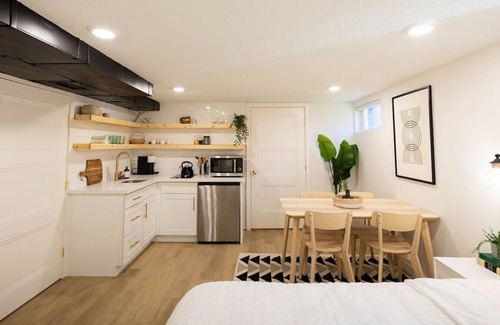 Ballard Condominio | Modern Studio Retreat in Sunset Hill, Ballard!