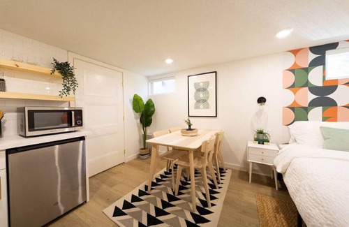 Ballard Condominio | Modern Studio Retreat in Sunset Hill, Ballard!