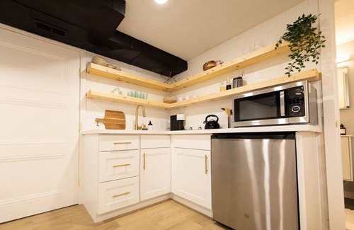 Ballard Condominio | Modern Studio Retreat in Sunset Hill, Ballard!