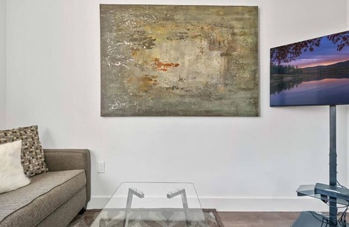 White Plains Apartamento | Modern Studio | Upscale Amenities | Kitchen & Laundry