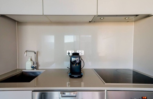 Kingston Apartamento | Modern studio w/t wifi & parking