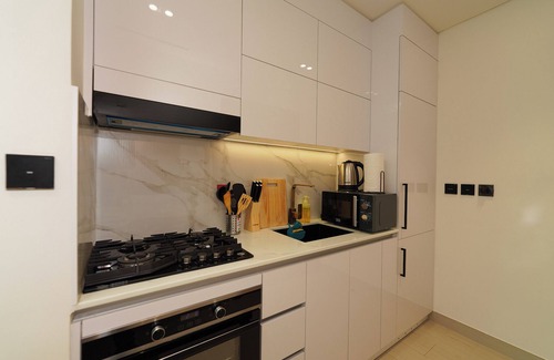 Jumeirah Village Circle Apartamento | Modern Studio with Balcony Views of FIVE Hotels