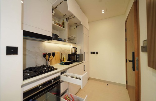 Jumeirah Village Circle Apartamento | Modern Studio with Balcony Views of FIVE Hotels