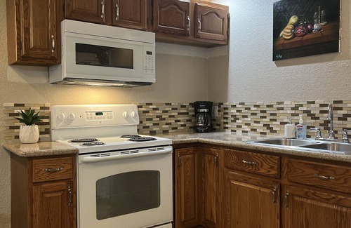 Roseville Apartamento | Modern Studio With Full Kitchen & Bathroom