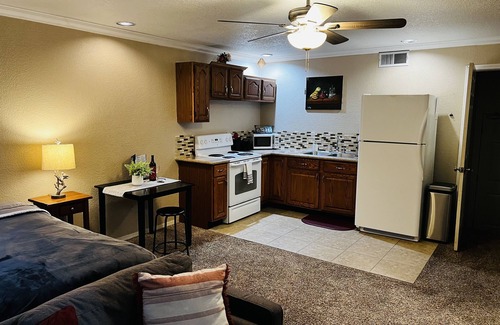 Roseville Apartamento | Modern Studio With Full Kitchen & Bathroom