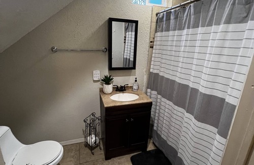 Roseville Apartamento | Modern Studio With Full Kitchen & Bathroom