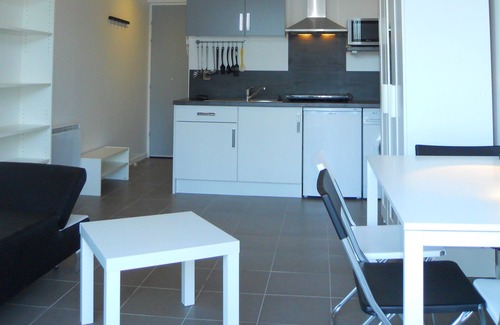 La Madeleine Apartamento | Estudio moderno con terraza orientada al sur, WiFi, a 700 m de la playa, todas las tiendas.