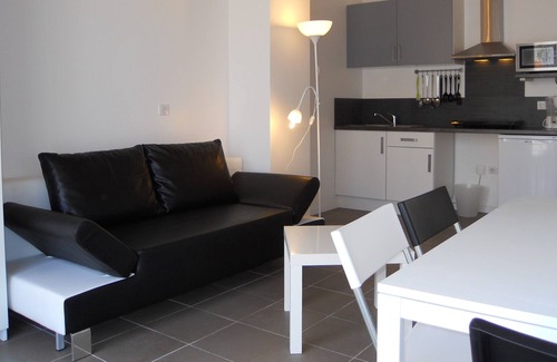 La Madeleine Apartamento | Estudio moderno con terraza orientada al sur, WiFi, a 700 m de la playa, todas las tiendas.