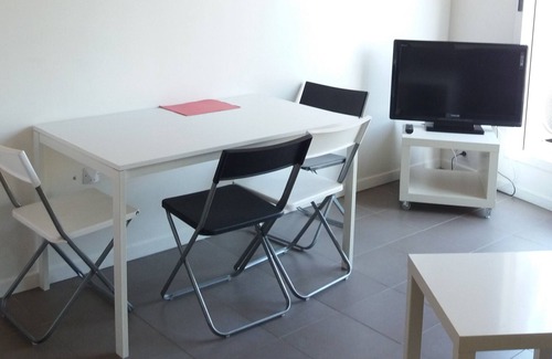La Madeleine Apartamento | Estudio moderno con terraza orientada al sur, WiFi, a 700 m de la playa, todas las tiendas.