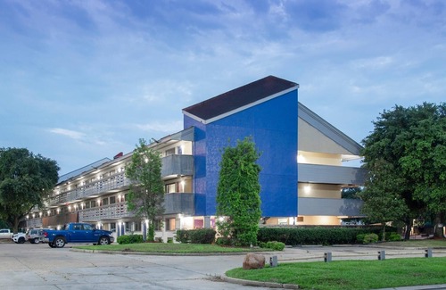 Broadmoor Apartamento | Modern Studio with King Bed and Queen Sofa Sleeper In Central Baton Rouge