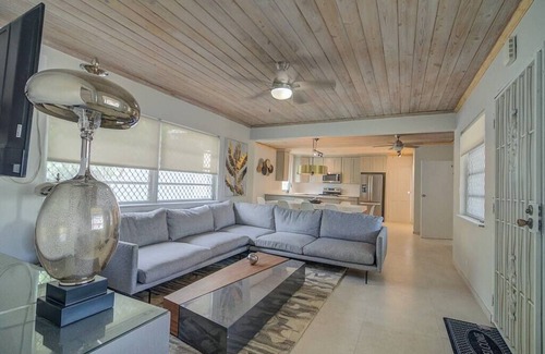 Westward Villas Subdivision Casa | Modern & Stylish 2BR Unit Walking Distance to BahaMar, Restaurants, and More!
