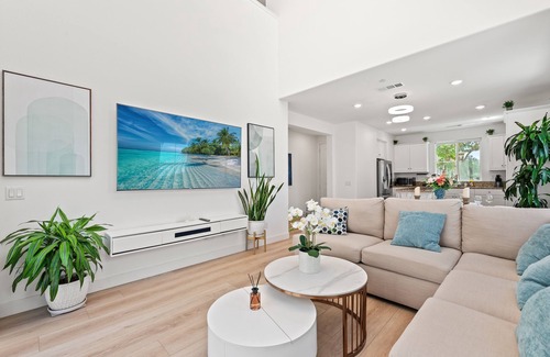 Chino Condominio | Modern Stylish 4BR/3.5BA/Bright/Tesla charging/2 TVs
