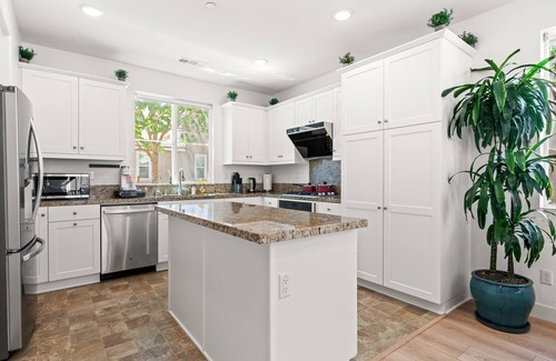 Chino Condominio | Modern Stylish 4BR/3.5BA/Bright/Tesla charging/2 TVs
